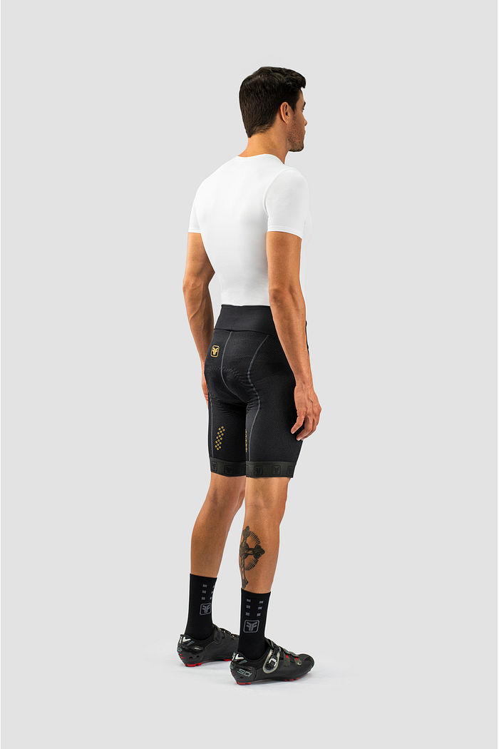 A Bermuda de Ciclismo Performance Free Force foi desenvolvido pensando em velocidade e alto rendimento, peças produzidas com tecido carbon e forro Invert Air Gel com sua alta tecnologia em conforto, proporcina até 10h de pedal confortável. 