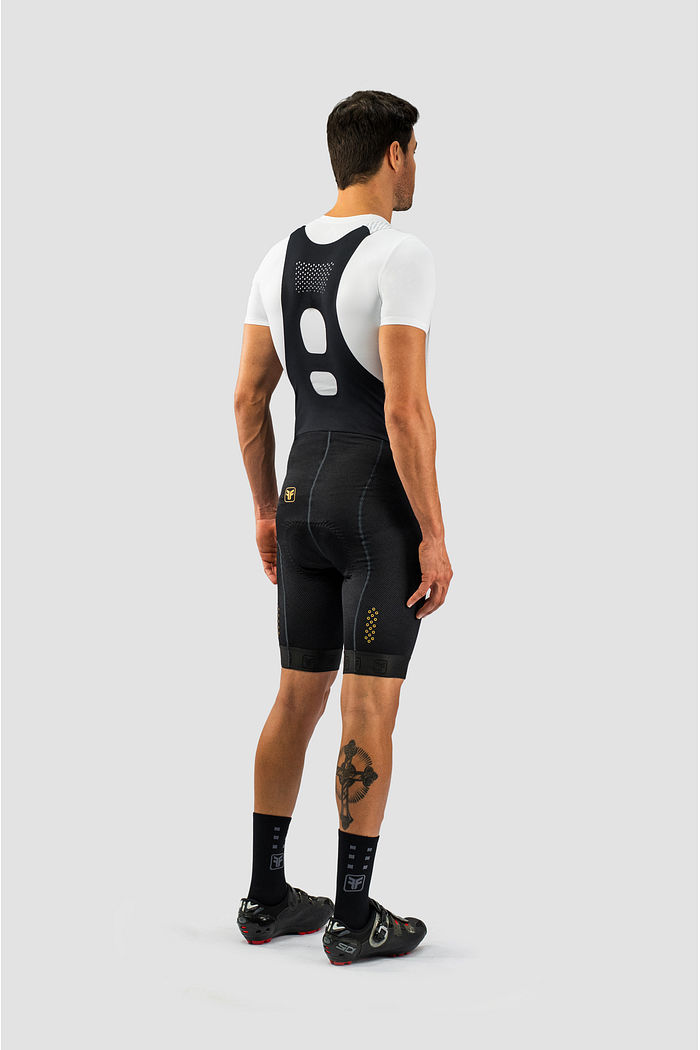 O Bretelle Masculino Performance Free Force foi desenvolvido pensando em velocidade e alto rendimento, peças produzidas com tecido carbon e forro Invert Air Gel com sua alta tecnologia em conforto, proporcina até 10h de pedal confortável. 