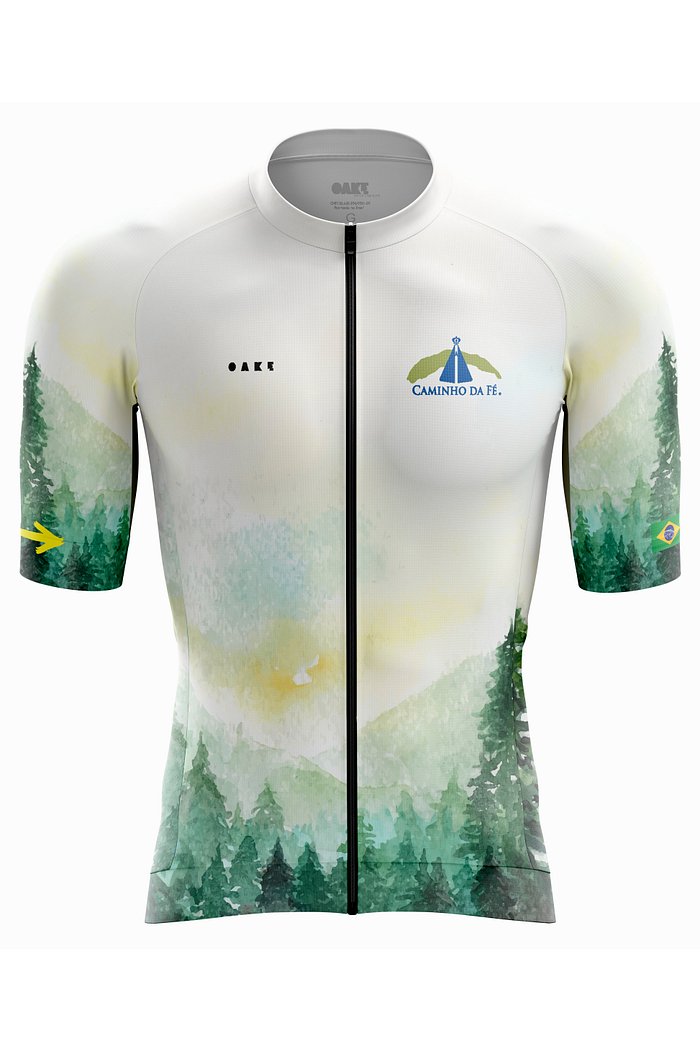 camisa para ciclistas que vão percorrer o caminho da fé em 2026 com estampa em homenagem ao caminho e por tudo que ele proporciona, vista frontal da camisa com logos e o verde da natureza que compoe todo caminho