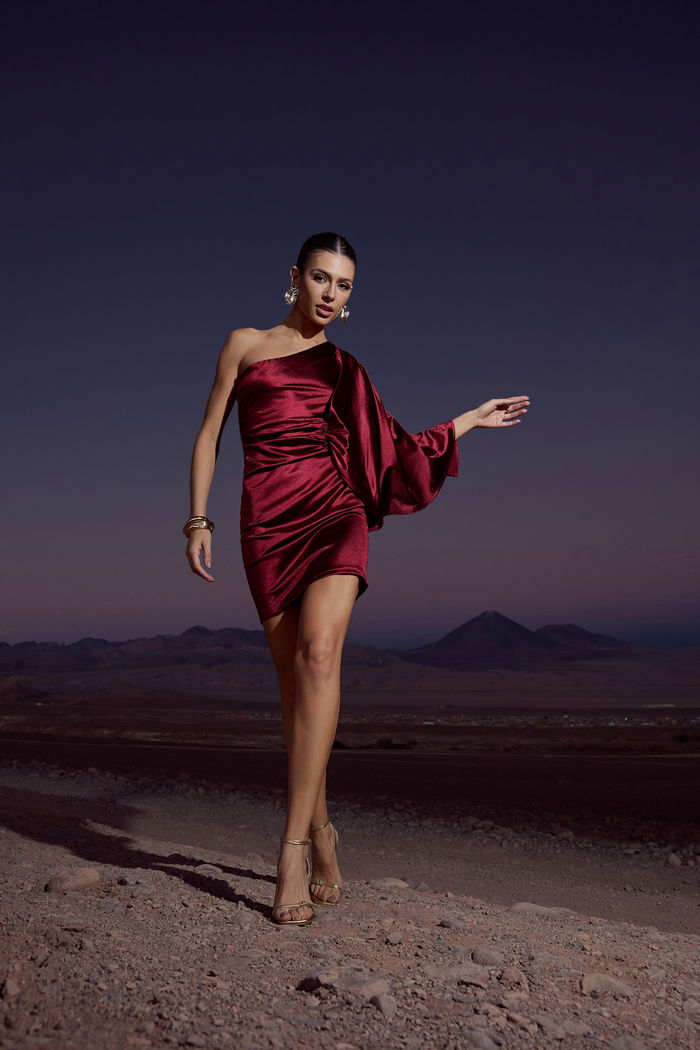 Vestido Ombro Só com Sobreposicao