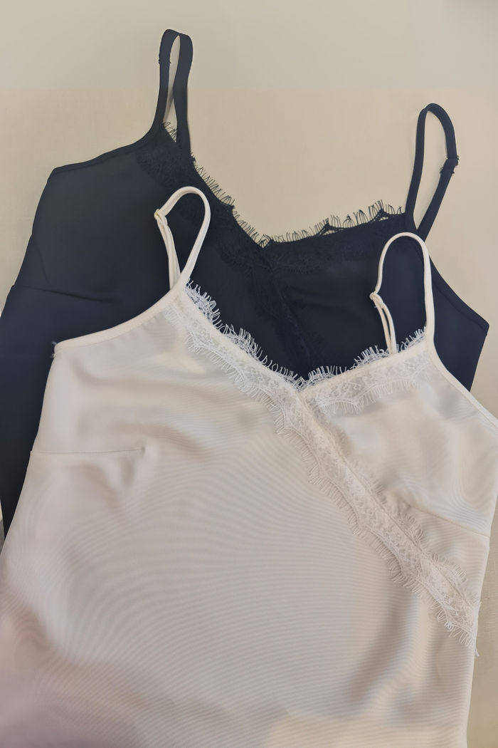 Blusa Assimétrica com Renda Chantilly 2 Cores