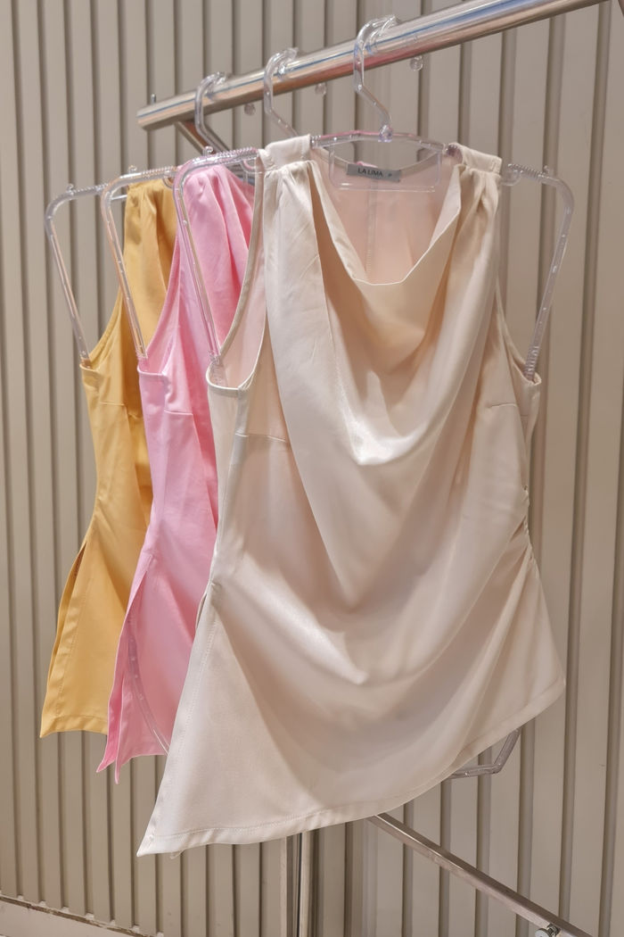 Regata Acinturada Gola Degagê Toque Acetinado 3 Cores