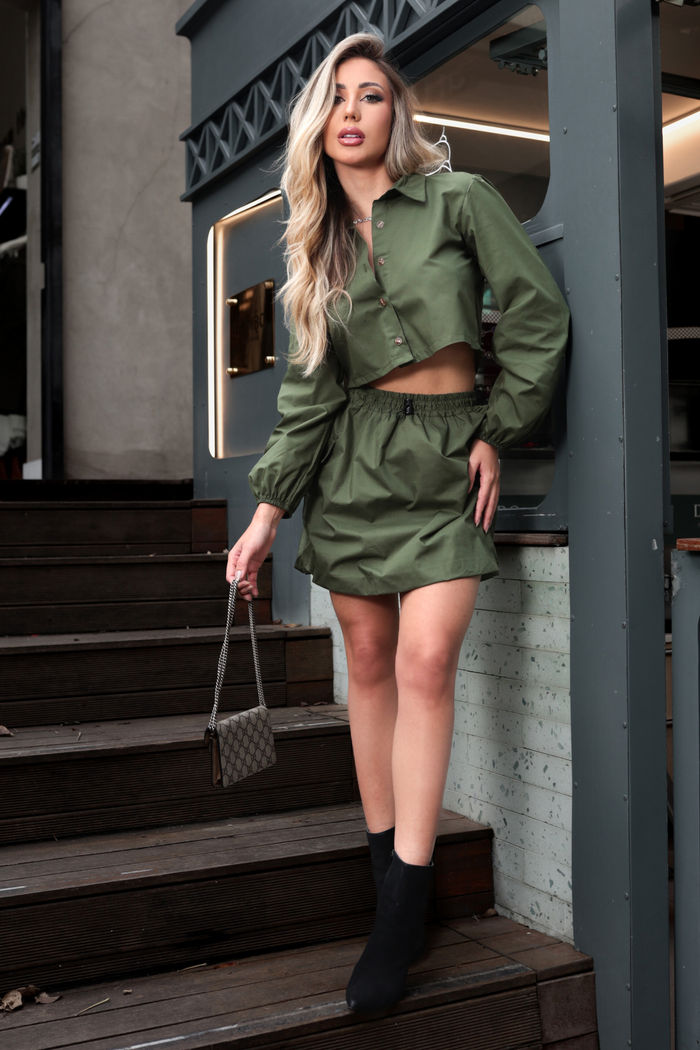 Camisa Cropped Bufante Tricoline Verde Militar