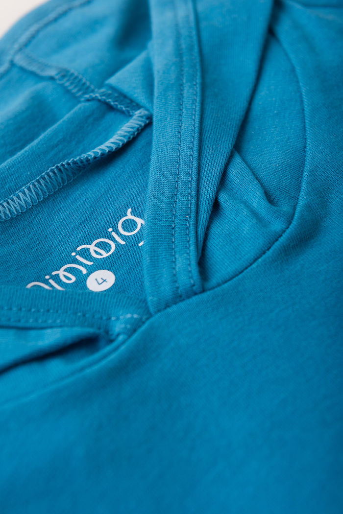 Conjunto Menino Regata Over com Capuz Azul Turquesa e Bermuda Off Natural