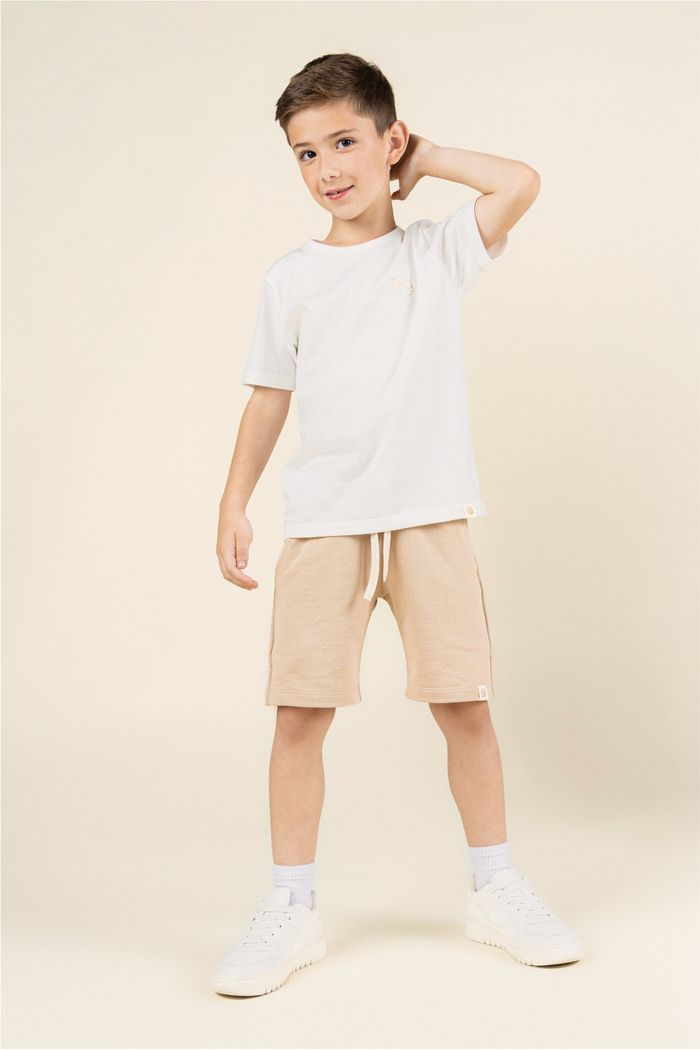 Conjunto Menino Camiseta Off Natural e Bermuda Bege Kraft