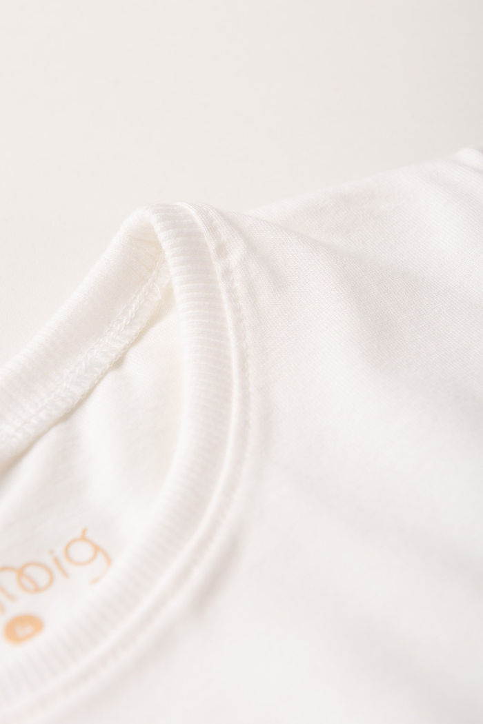 Conjunto Menino Camiseta Off Natural e Bermuda Verde Acqua