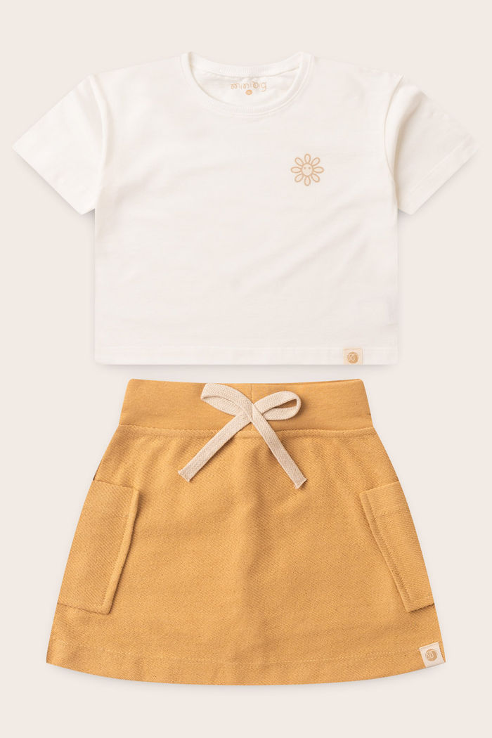 Conjunto Menina Blusa Box Manga Curta Off Natural e Saia com Shorts Amarelo Âmbar