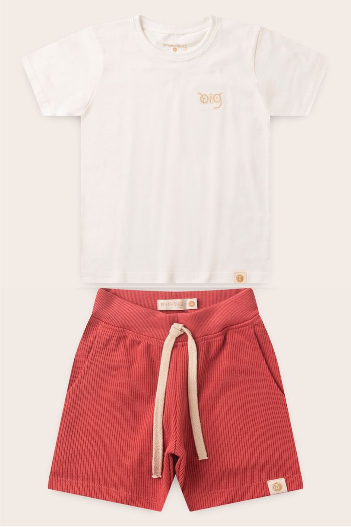 Conjunto Menino Camiseta Off Natural e Bermuda Vermelho Cedro