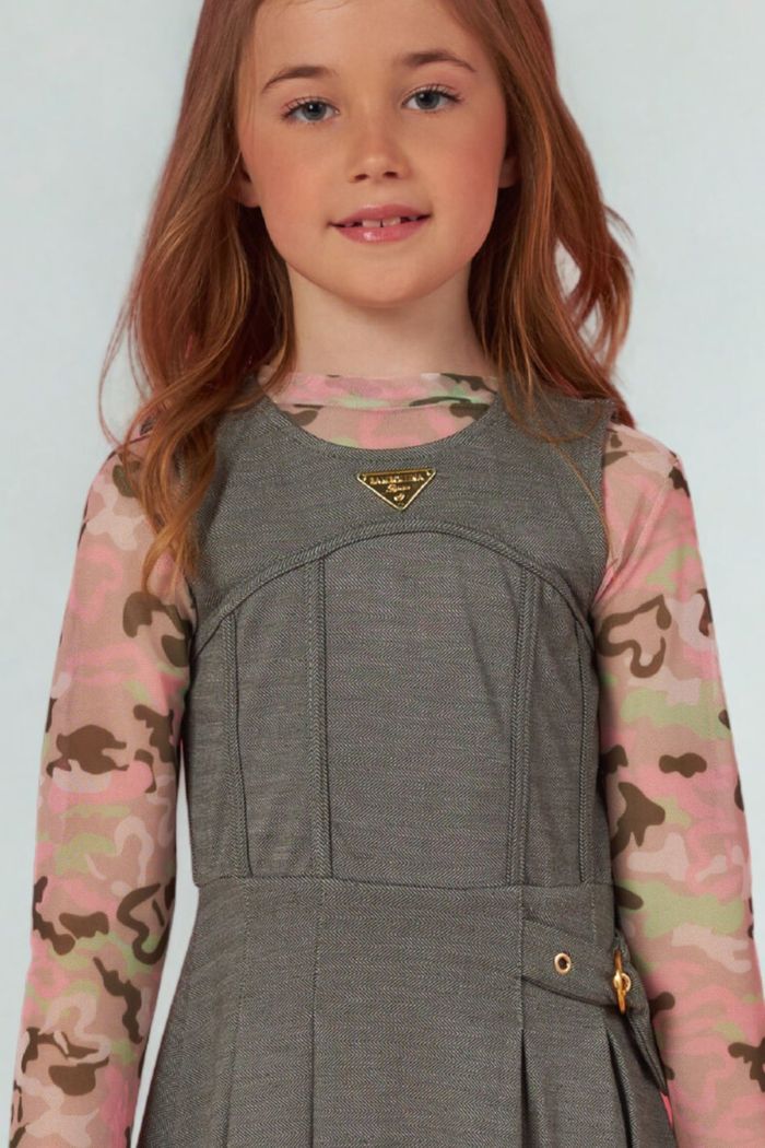 Vestido com detalhe de pregas na saia