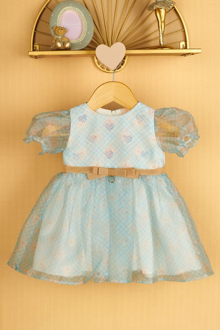 Vestido de organza detalhe mini corações de strass no peito