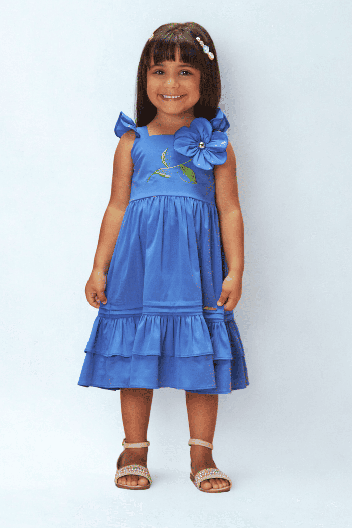 Vestido com aplicação de flor em 3D