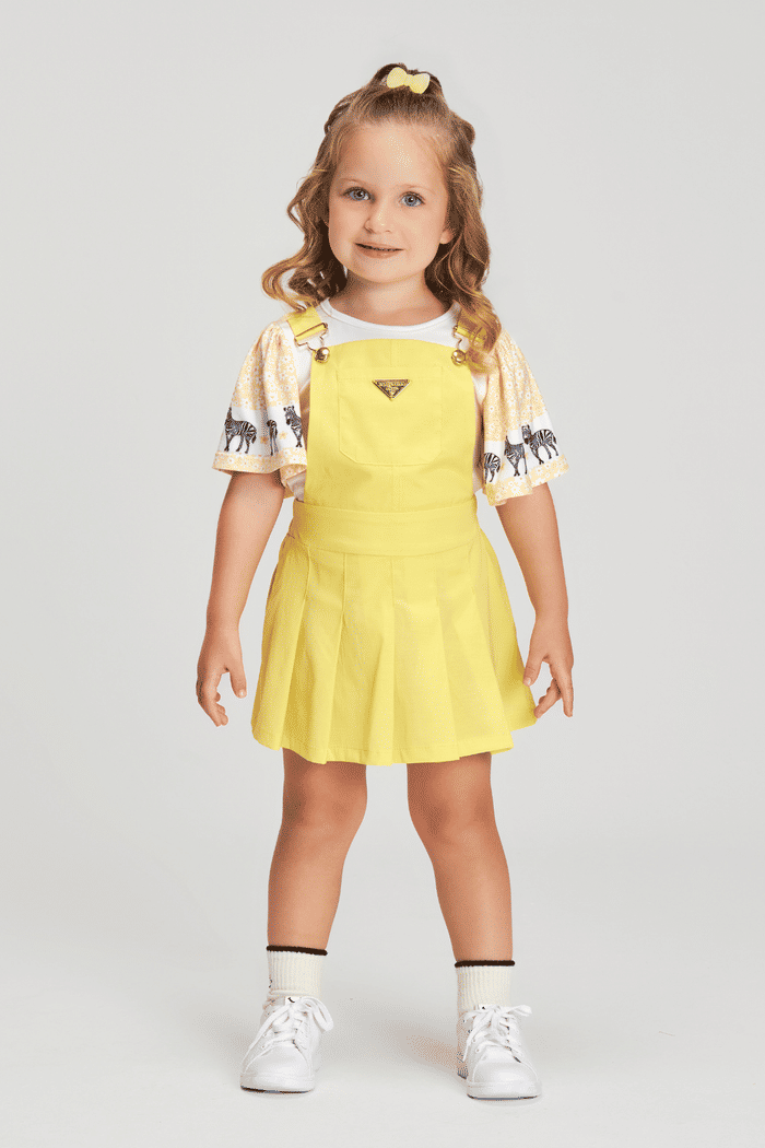 Conjunto blusa de malha e jardineira