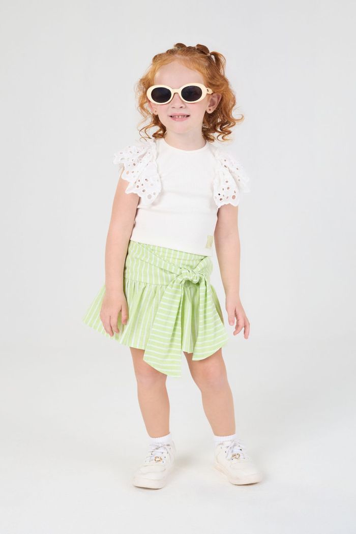 Conjunto com blusa canelada e saia listrada