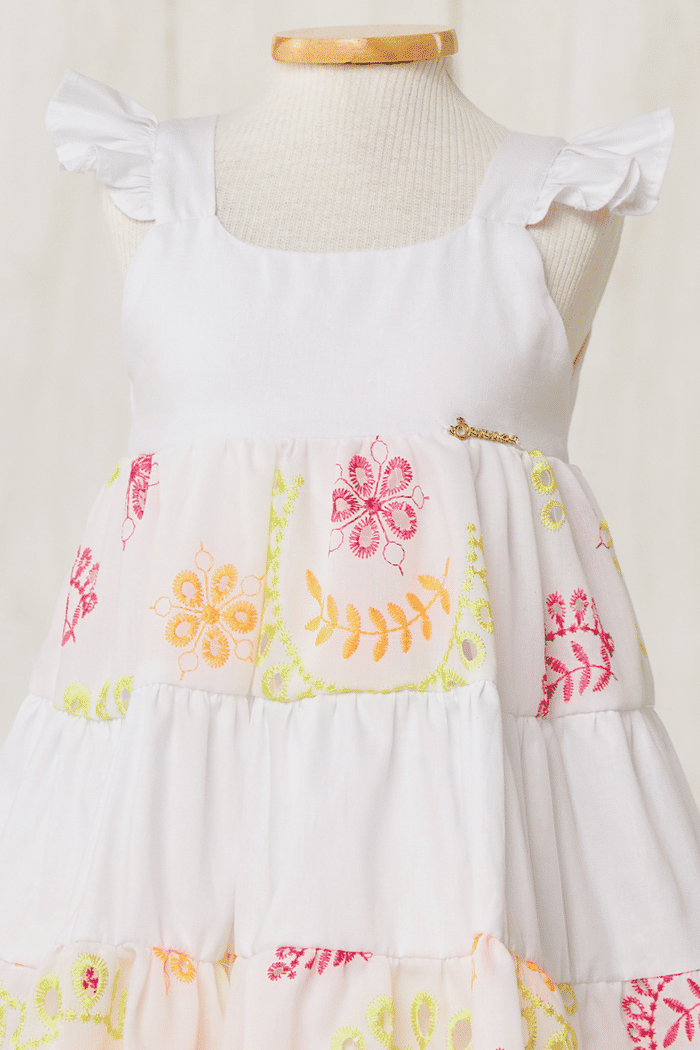 Vestido de tricoline com bordado