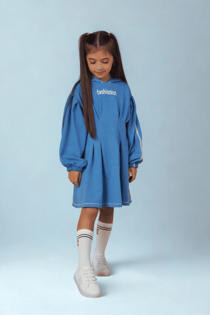 Vestido de moletom azul com capuz