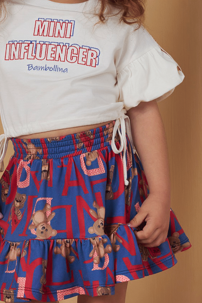 Conjunto blusa com bordado e saia estampada de malha