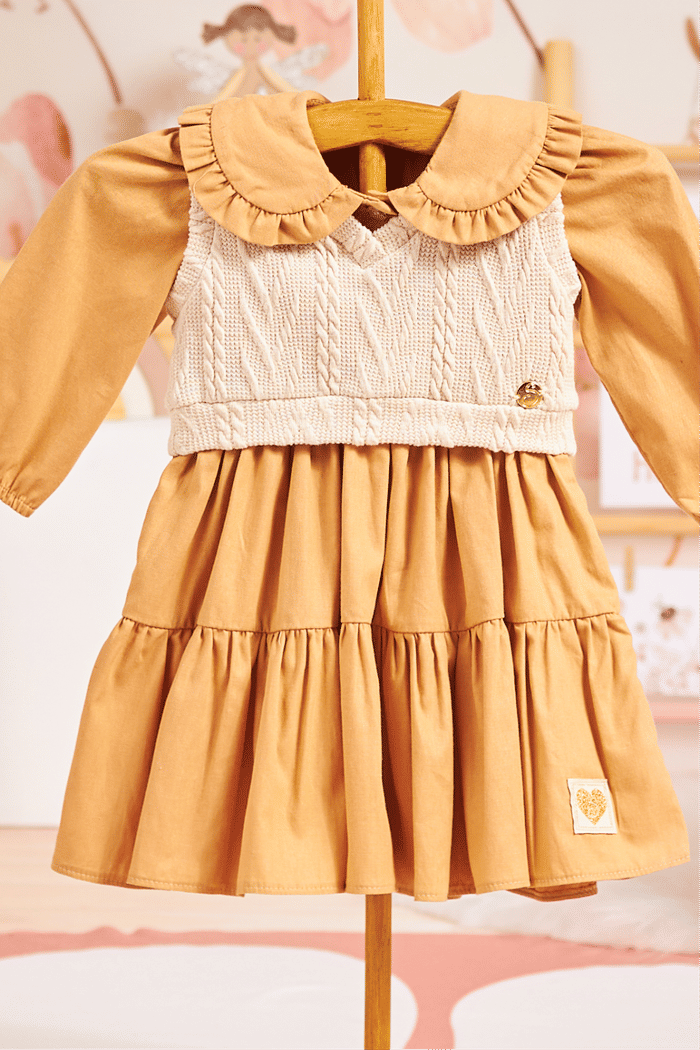 Conjunto vestido com colete de sobreposição