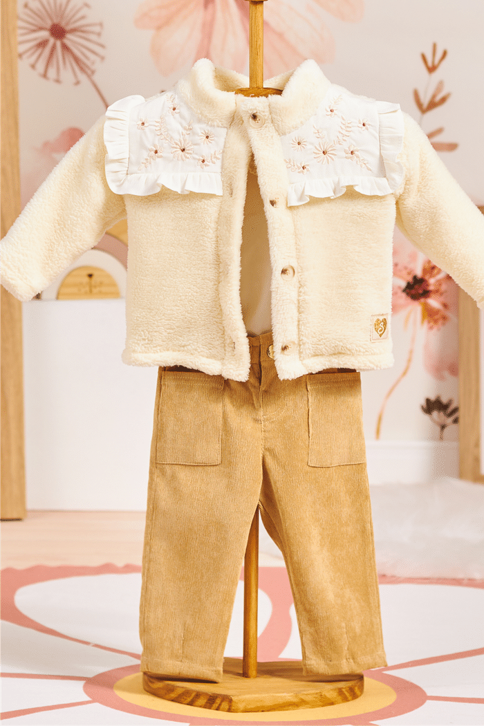 Casaco de pele com gola bordada