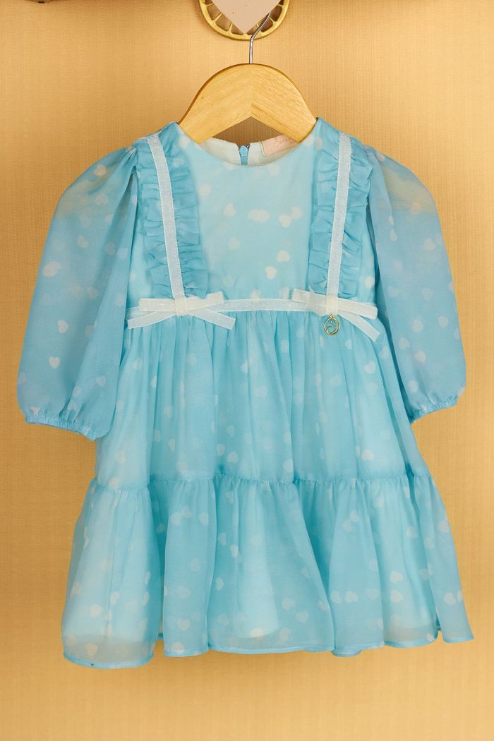 Vestido de chiffon estampa de corações com babados e detalhes de fitas e laços