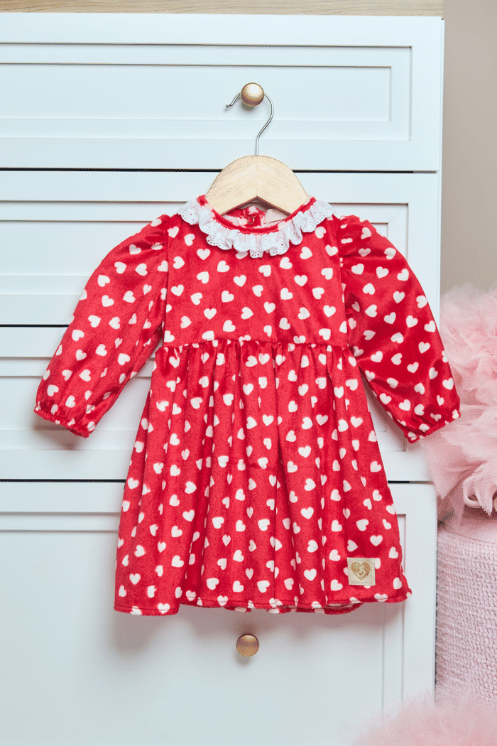 Vestido vermelho com corações brancos