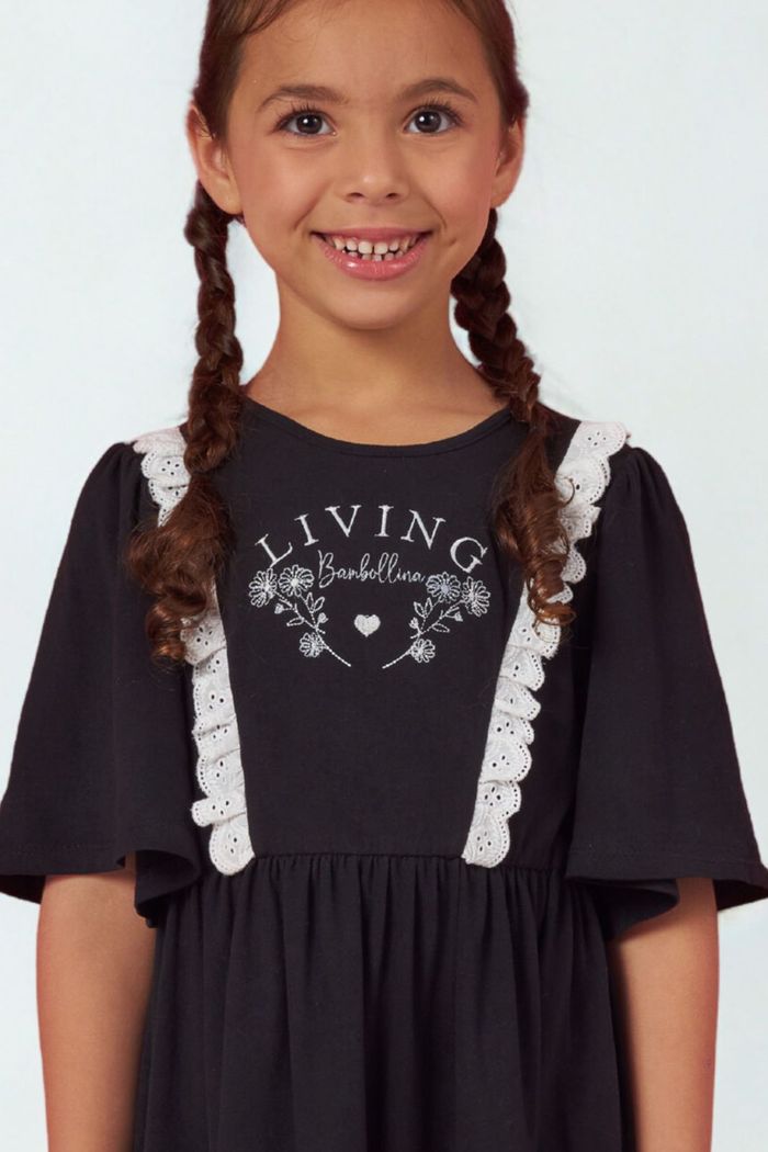 Vestido com detalhe de bordado e renda