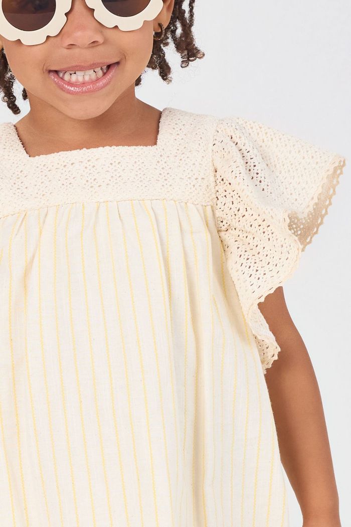 Vestido listrado com pala e ombros em tricô