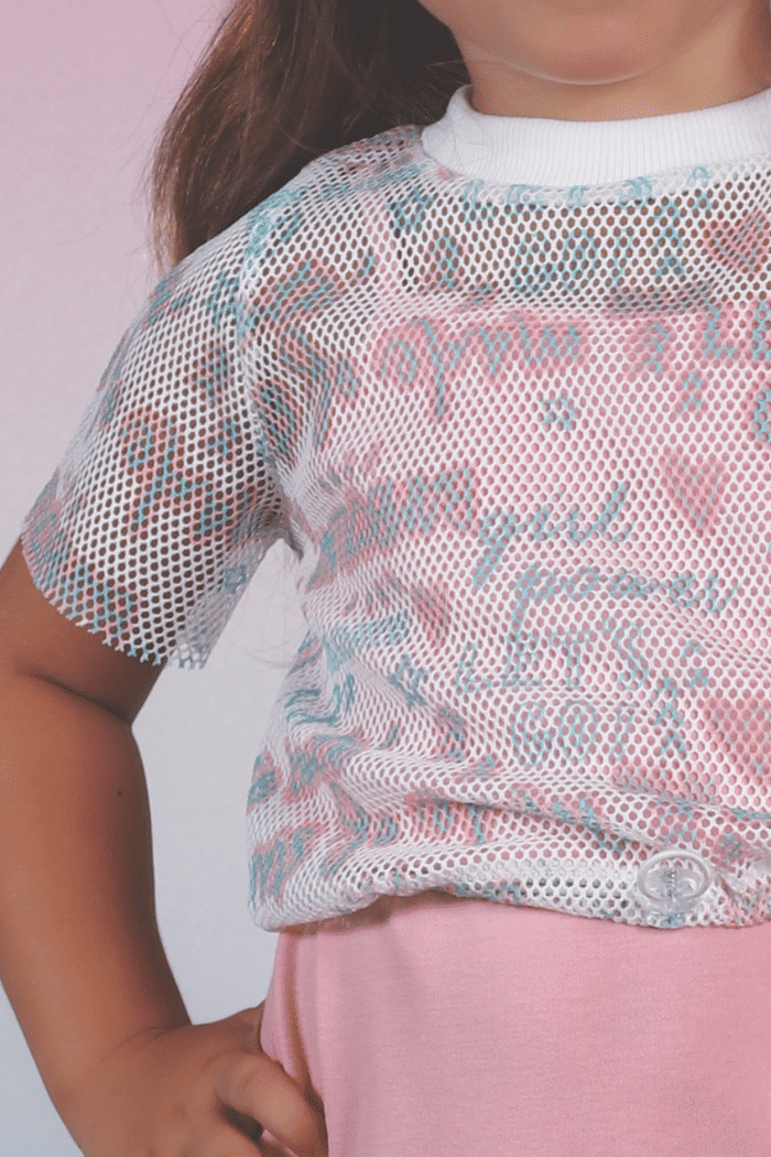 Conjunto vestido de alça rosa e blusa de tela