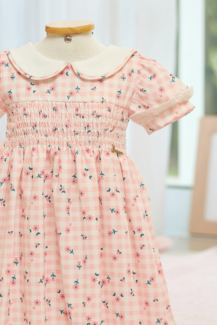 Vestido com estampa xadrez e de flores