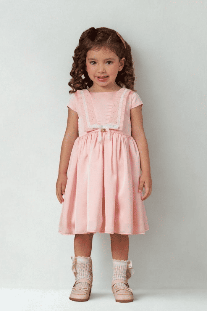 Vestido de crepe com gola laise e detalhe de fita