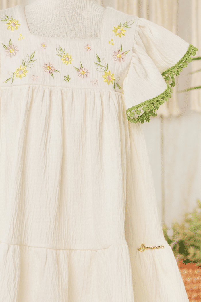 Vestido de malha com pala bordada