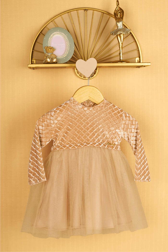 Vestido de veludo com saia de tule