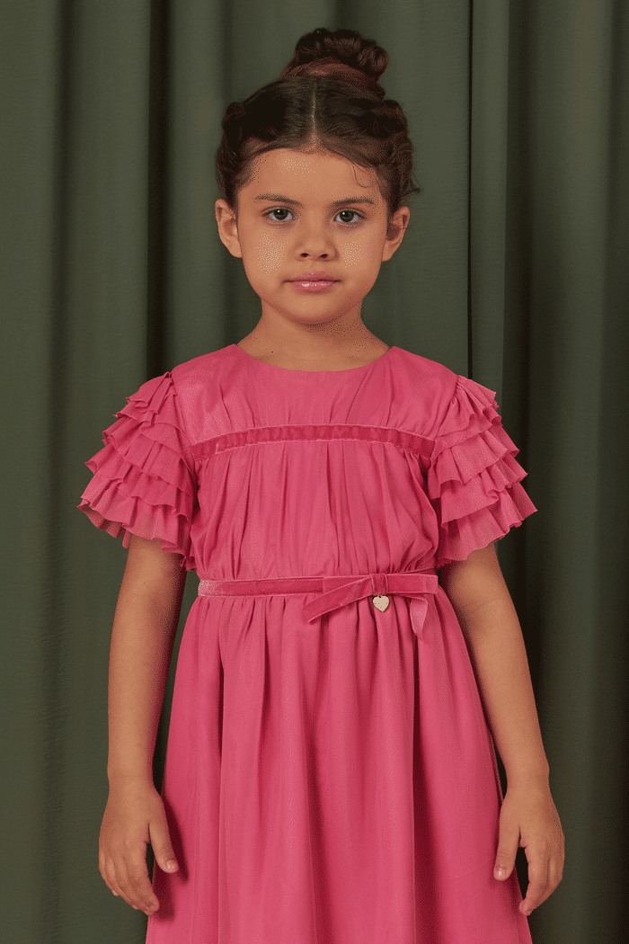 Vestido de tule com mangas de babados