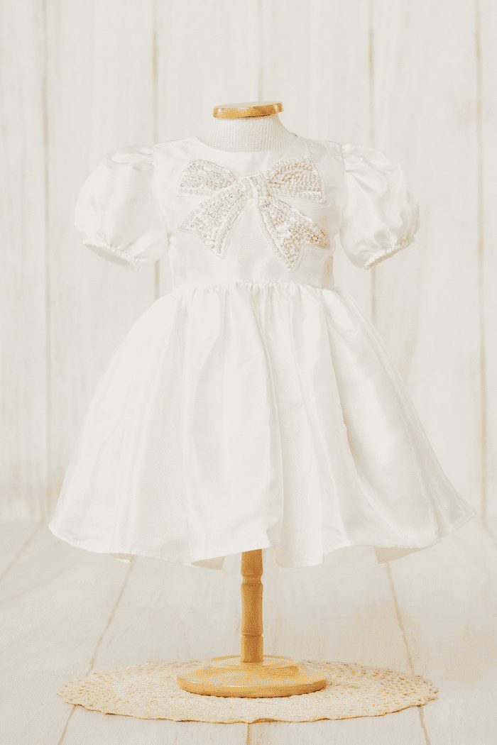 Vestido de organza com aplique de laço