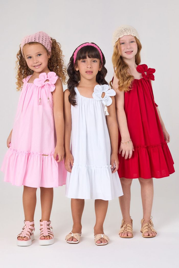 Vestido de tricoline com flor na alça