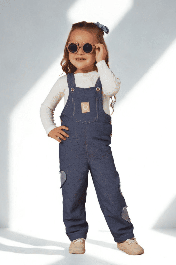 Jardineira jeans com corações laterais