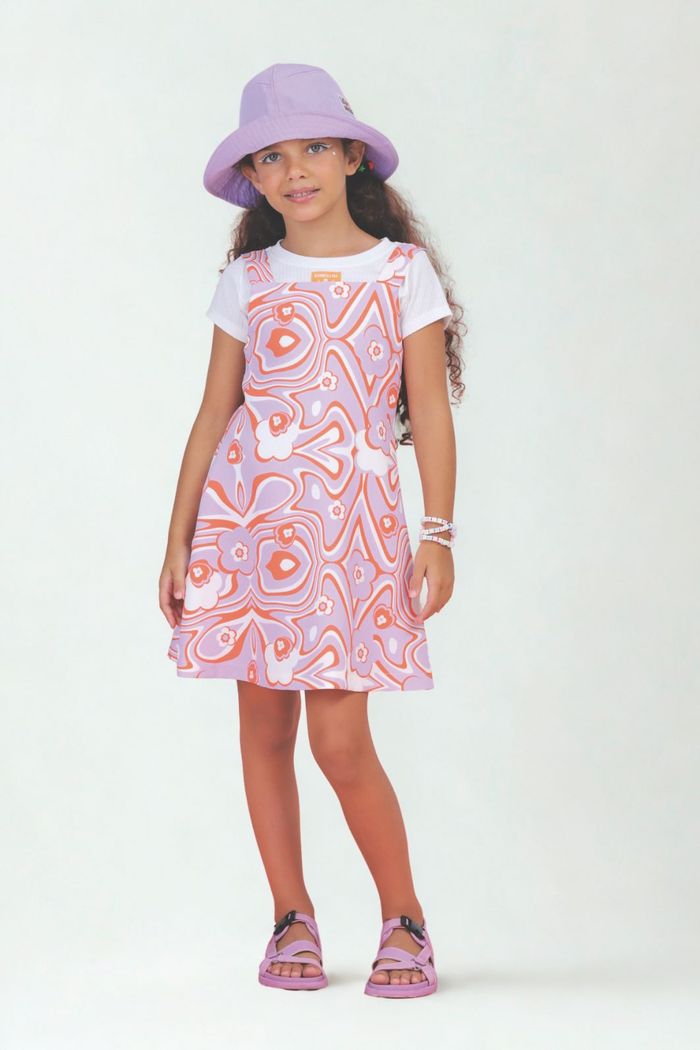 Conjunto t-shirt básica e vestido com estampa psicodélica