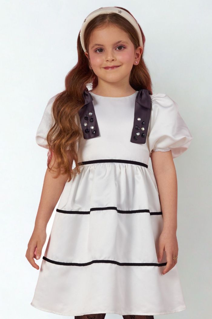 Vestido de cetim bucol com laço no ombro detalhe pedraria