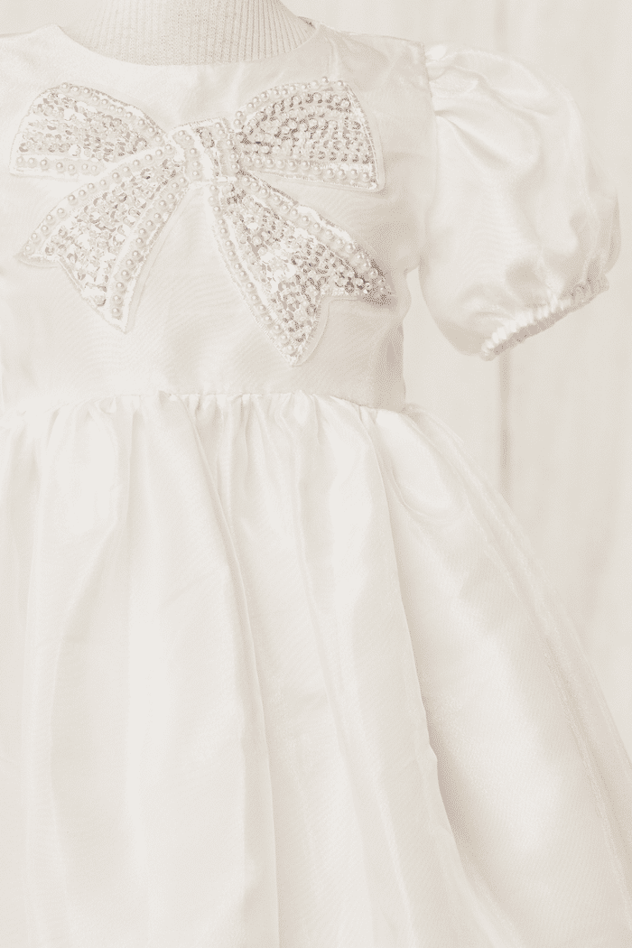 Vestido de organza com aplique de laço