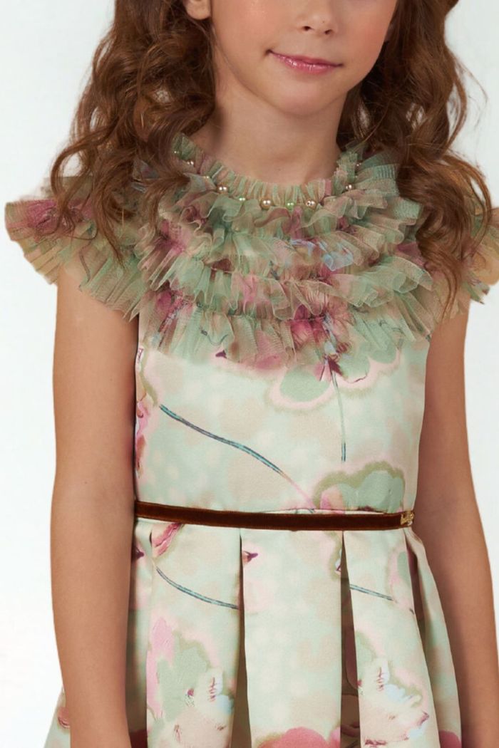 Vestido estampado e gola de tule com babados