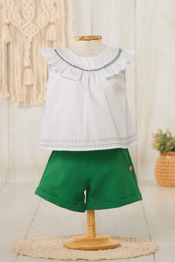 Conjunto blusa com barra bordada e short verde