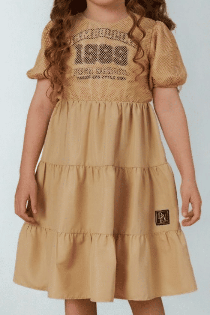 Vestido com corpo em tela sobreposta e estampa frontal