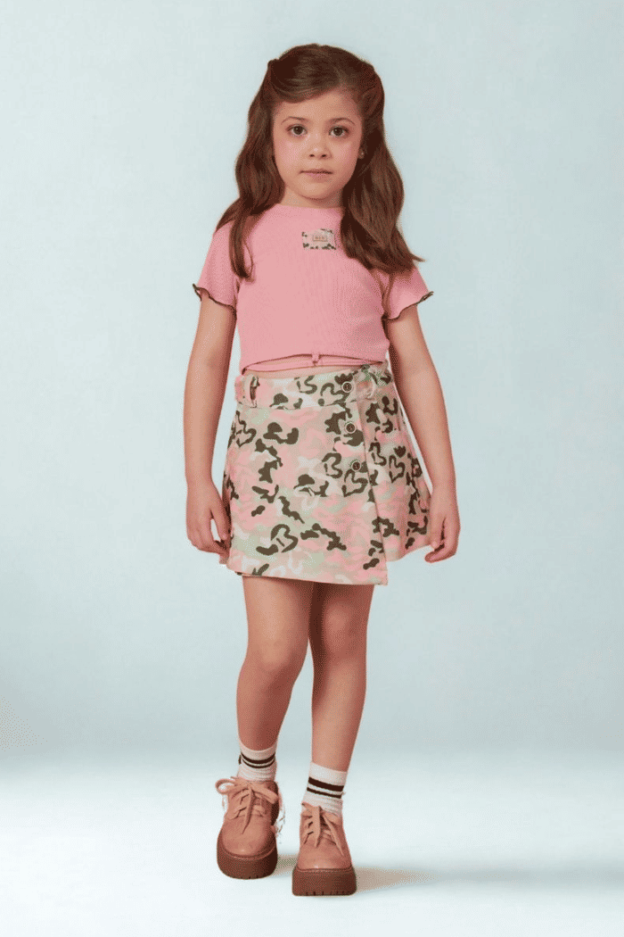 Conjunto blusa de ribana com short-saia estampado