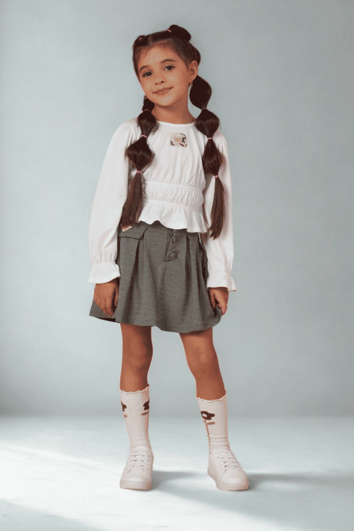 Conjunto blusa de malha com saia de pregas