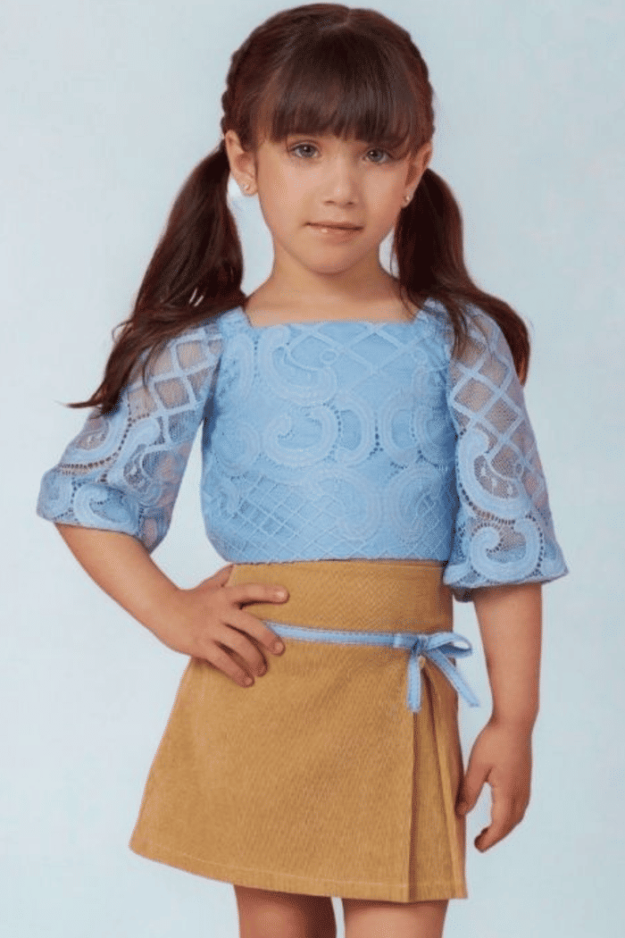 Conjunto blusa de renda com saia de cotelê