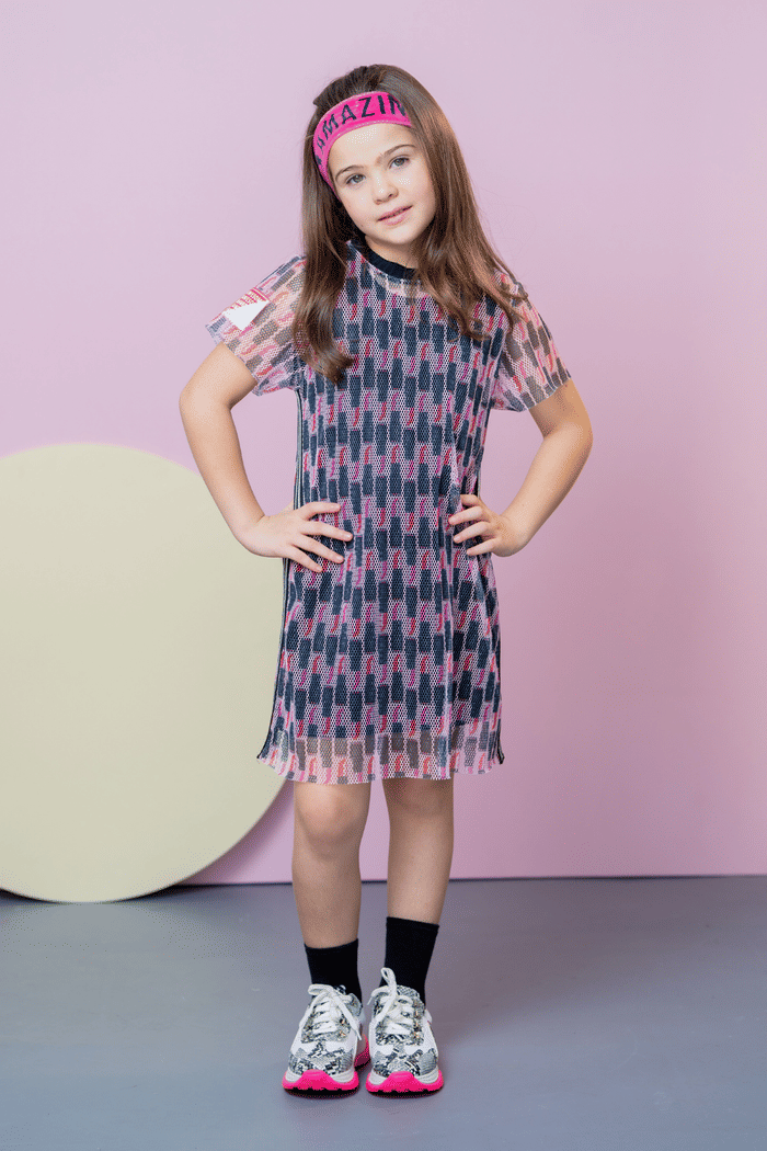 Vestido de ribana preta com sobreposição de tela e estampa lipstick