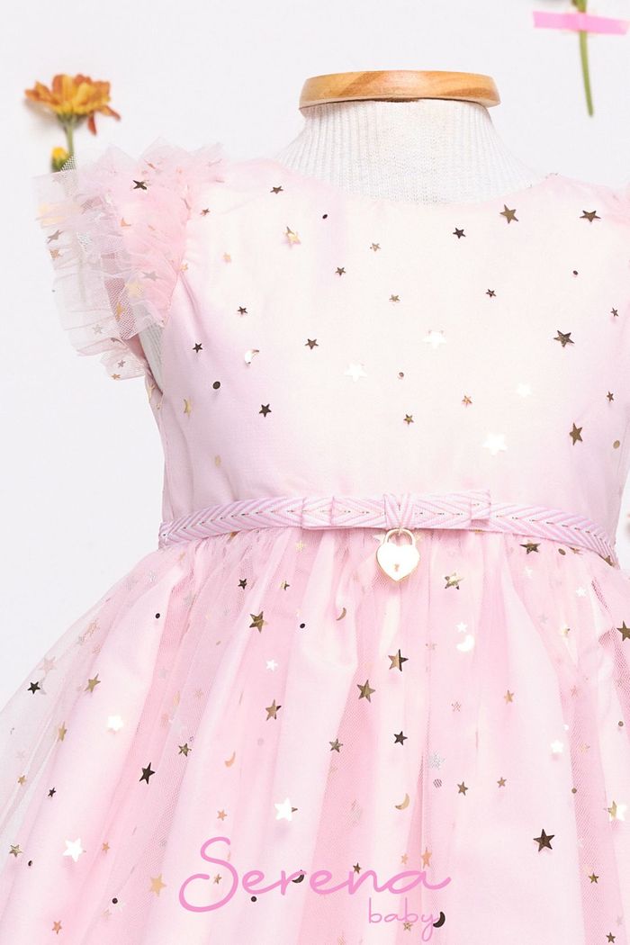 Vestido com tule de estrelas/lua com detalhe de fita e laço na cintura
