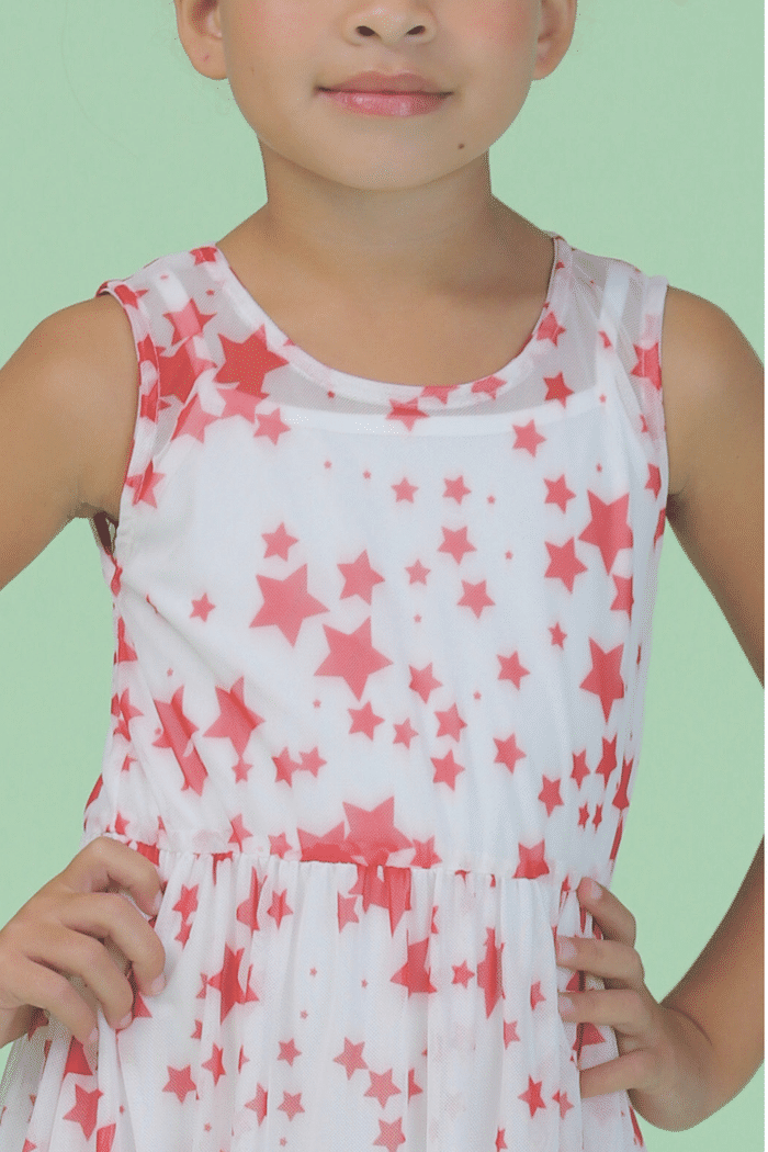 Conjunto vestido de malha com sobreposição de tule estampado