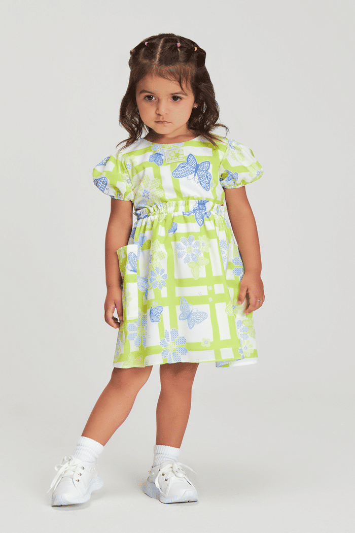 Vestido com estampa de borboletas e abertura lateral