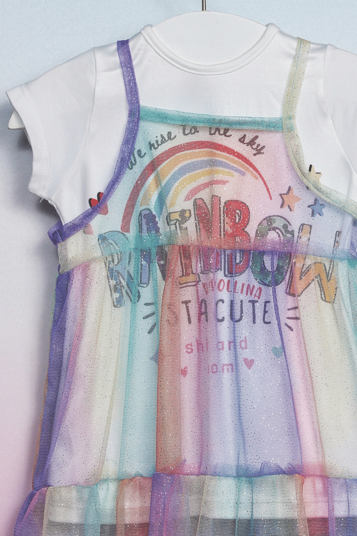 Conjunto vestido estampado e sobreposição de tule cristal