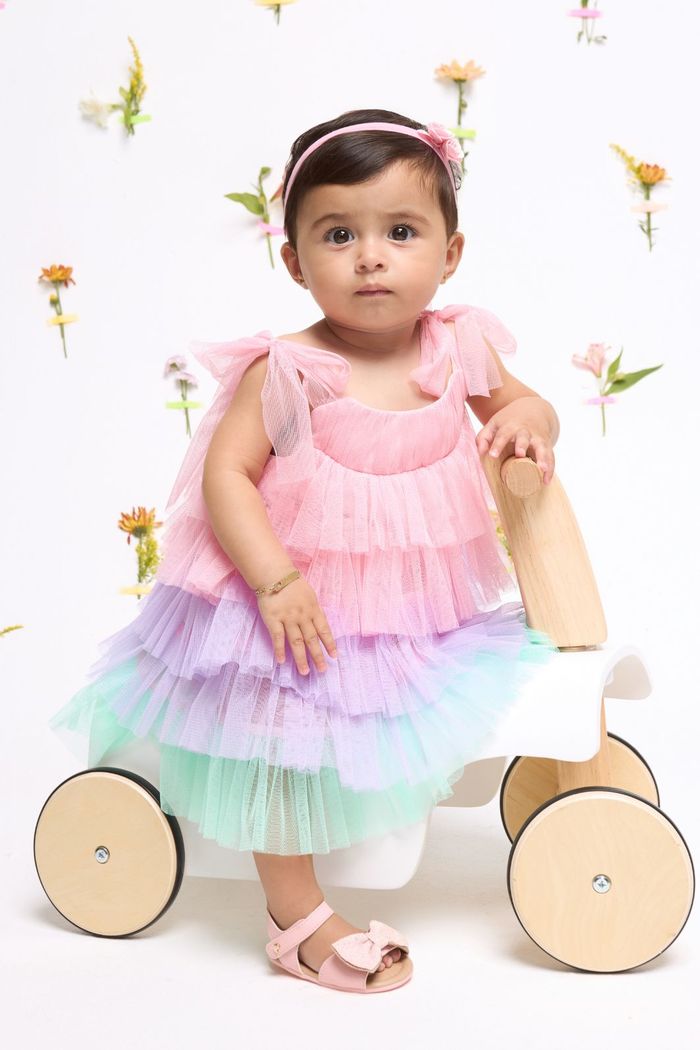 Vestido multicolors de tule em camadas